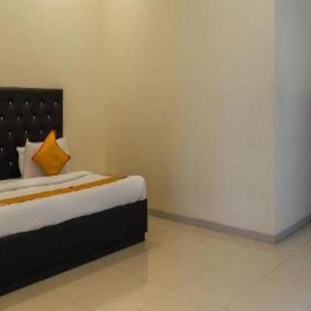 Hotel O Marigold Surat Exterior foto