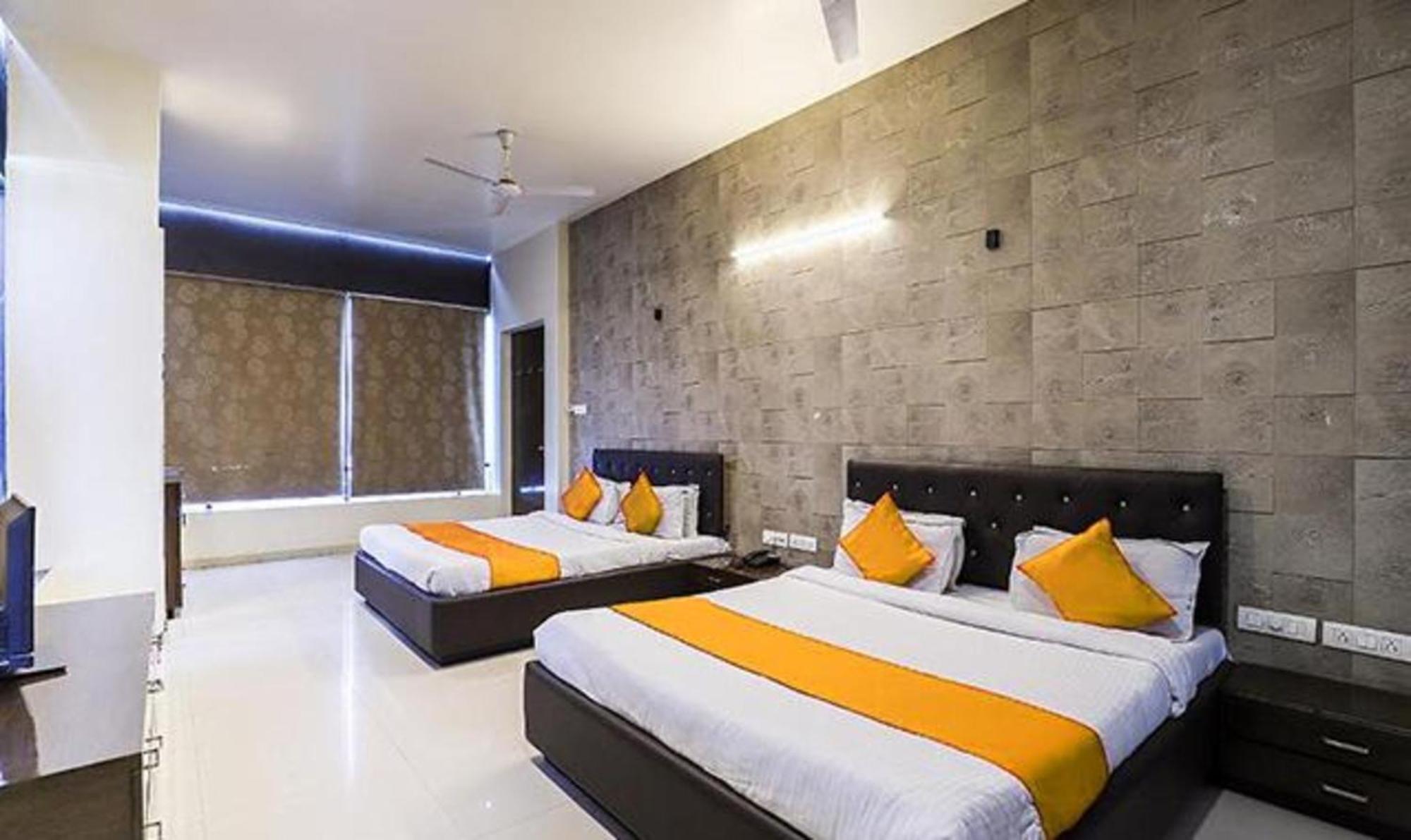 Hotel O Marigold Surat Exterior foto